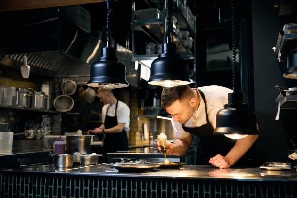 ¿Cómo equipar una cocina profesional en espacios reducidos?